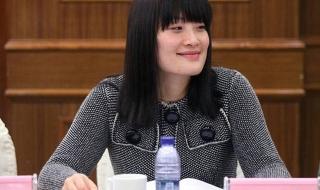 杭州市民冒雨送别宗庆后