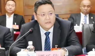 哈尔滨男子违停怒怼交警